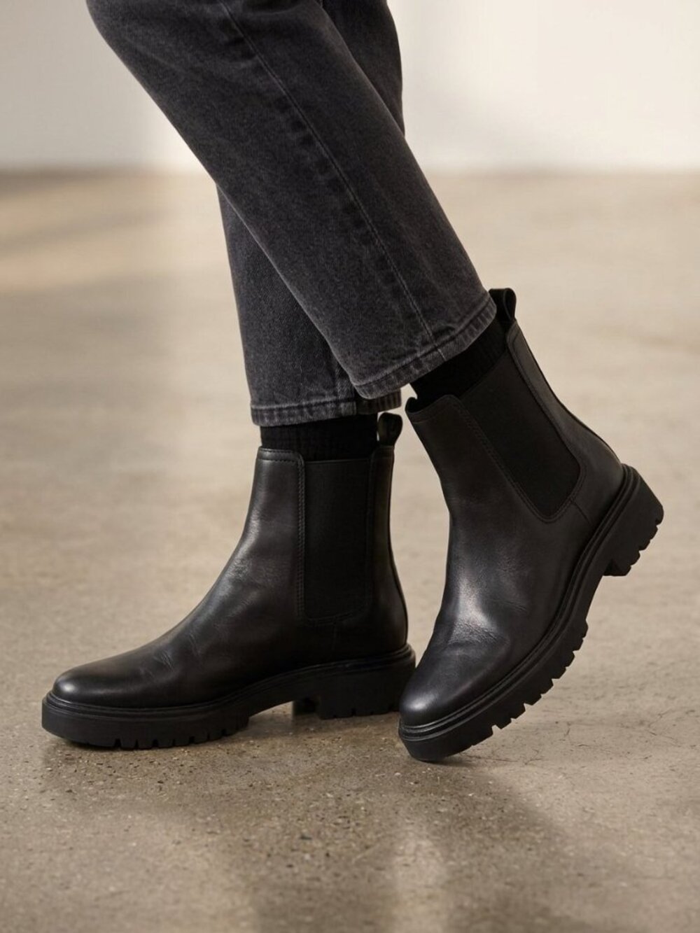 Vince Brinton Water Resistant Leather Chelsea Boot Black Flatform Lug | Size 38.